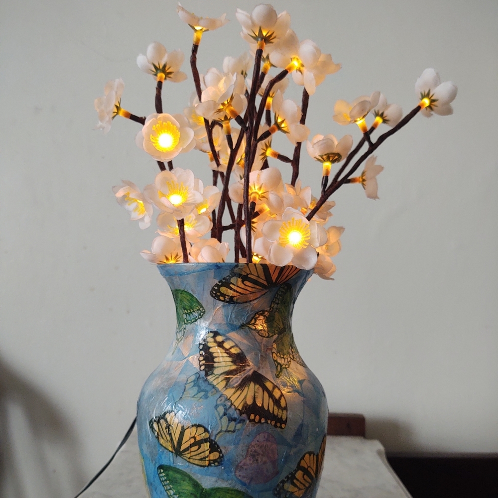 🦋Custom Vase w/ Urban Outfitters Flowers🦋